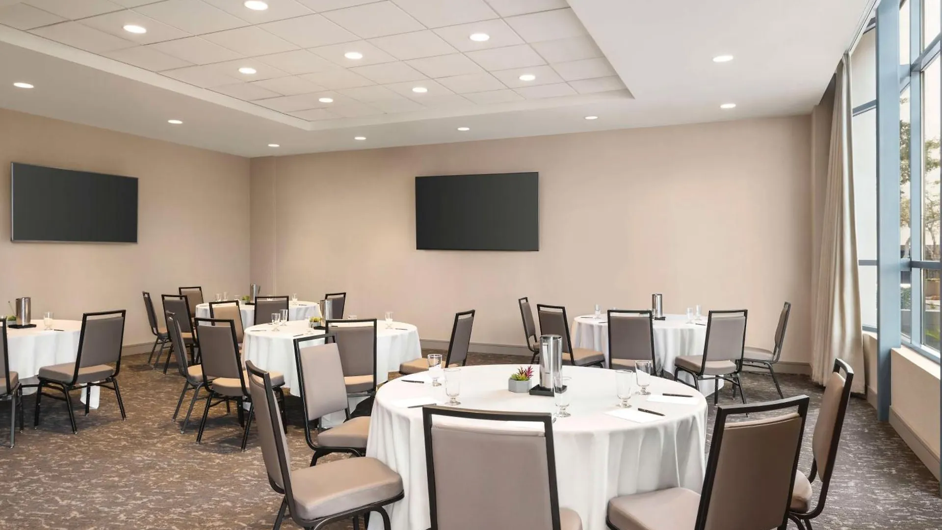 Embassy Suites By Hilton Phoenix Downtown North 3*,  United States